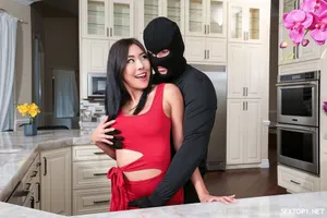 91 Chúa thích chơi đùa với việc huấn luyện và thích mặc quần áo và phô bày khuôn mặt của mình...