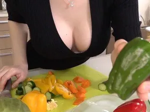 [Anh trai giờ chỉ là huyền thoại] Hẹn gặp một cô gái khác, đôi chân đẹp trong chiếc váy hở hông, nhấc mông lên để footjob và đẩy vào âm hộ của cô ấy