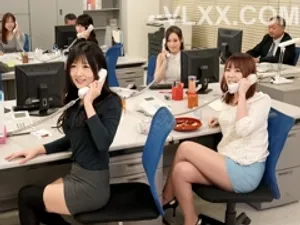 Chui xuống gầm bàn mút ciu anh kế của bạn thân