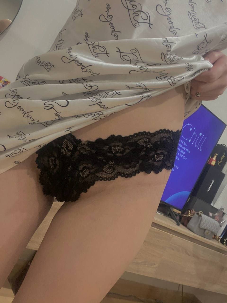 Một cô gái mũm mĩm trong chiếc áo khoác trắng, đang liếm lồn, cưỡi lên trên, thúc mạnh và quan hệ mạnh...